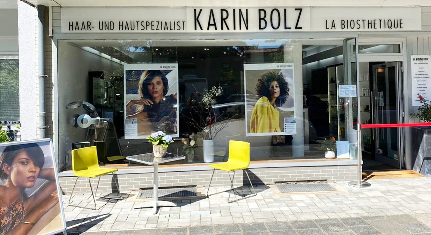 Eingangsbereich und Schaufenster des Salon Karin Bolz.
