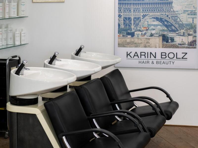 Drei Waschplätze für die Haarwäsche im Salon.