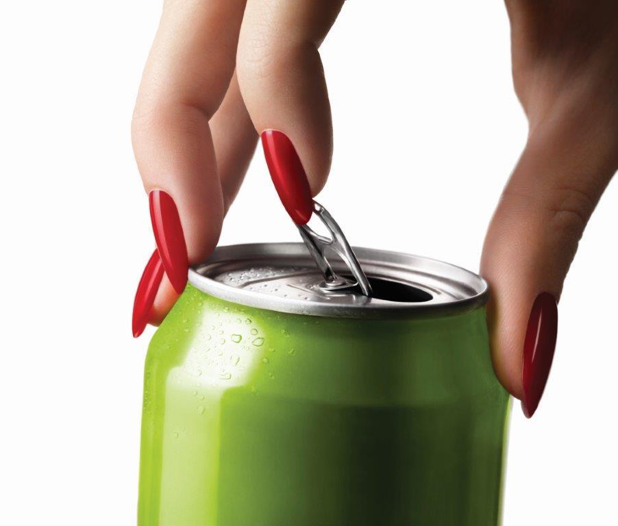 Eine hand mit roten Nägeln öffnet eine grüne Alugetränkedose